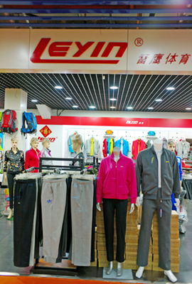 雷鹰店面展示 - 广州雷鹰体育_服装团购品牌|团队服运动服工作服定制